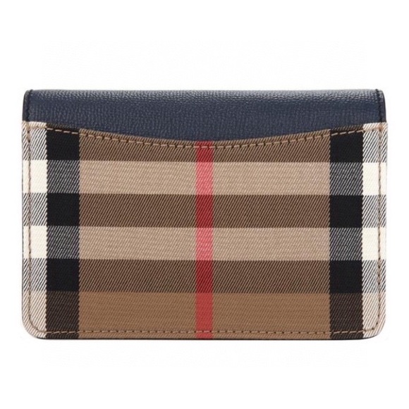Burberry classic check leather crossbody bag with detachable/ adjustable strap - Picture 7 of 9